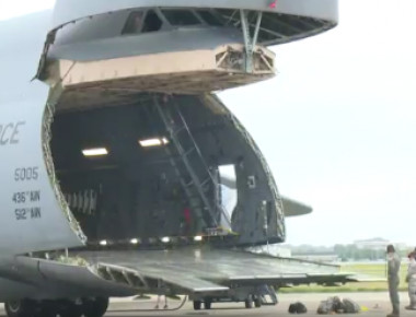 Το γιγαντιαίο C-5 Galaxy κατά τη διάρκεια φόρτωσης (βίντεο)